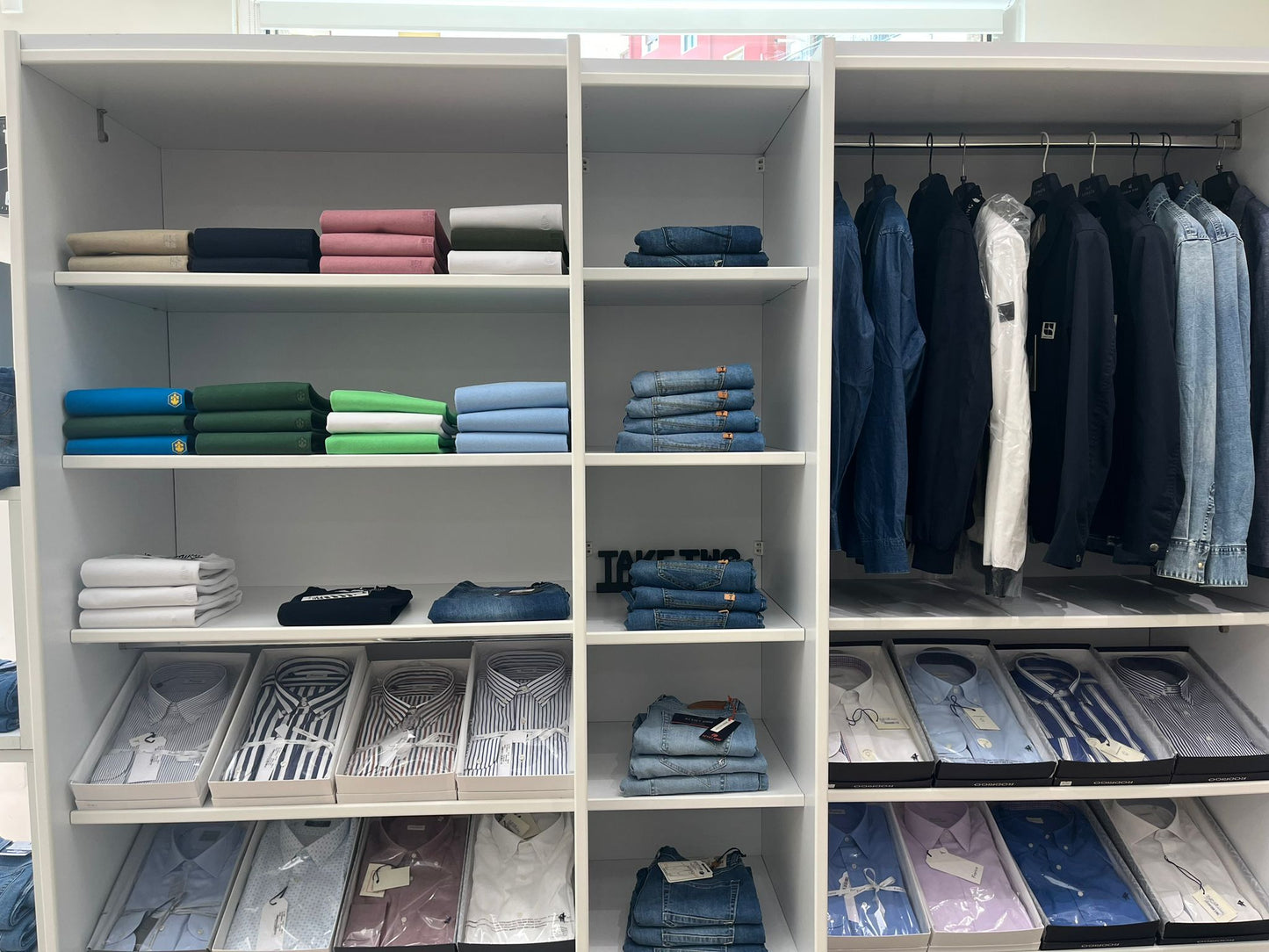 €16,42 al pezzo COLMAR, LIU-JO, ICON, ecc. stock abbigliamento e calzature uomo/donna 894 pezzi - P/E - RIF. TV6115