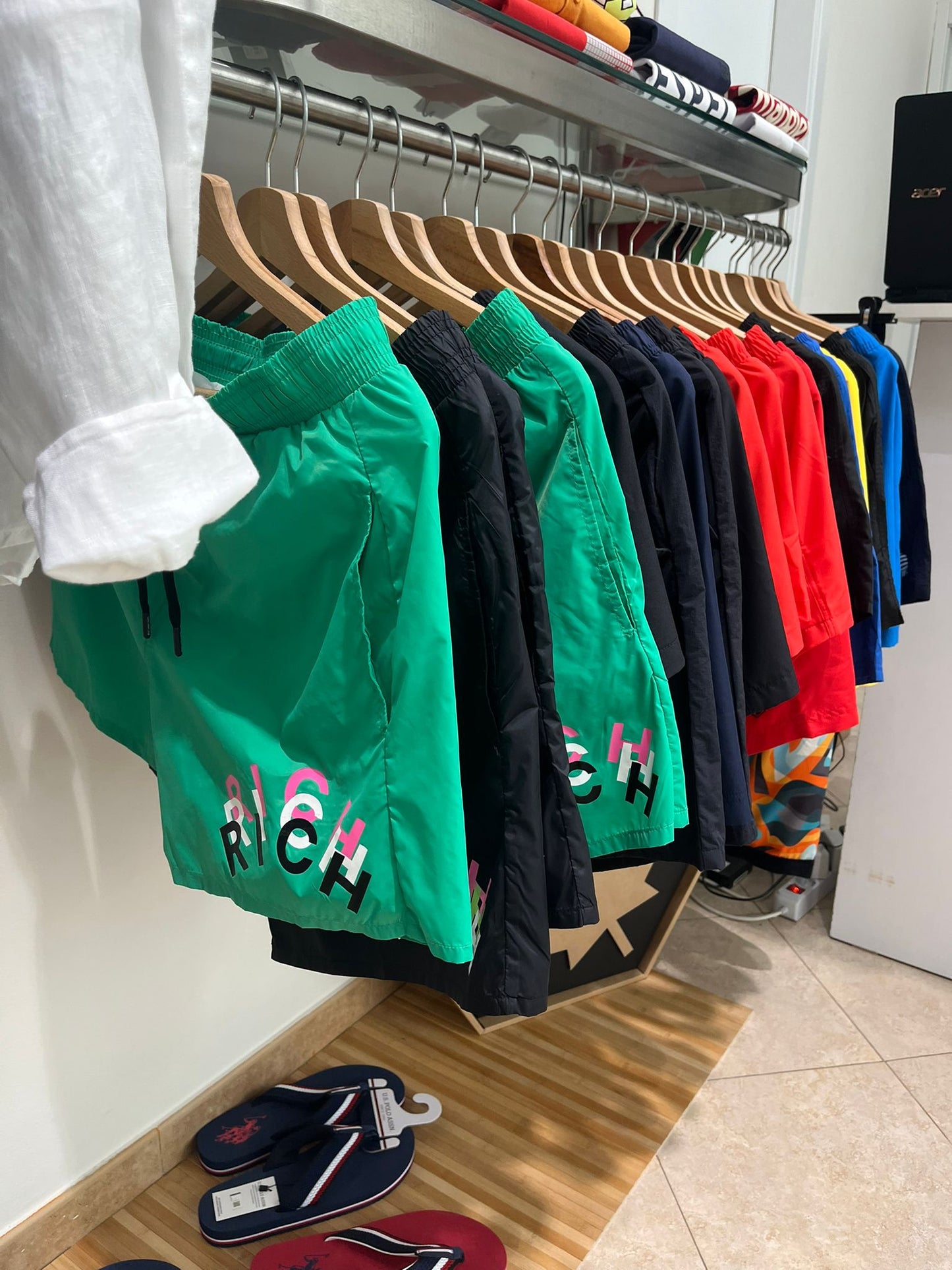 €16,42 al pezzo COLMAR, LIU-JO, ICON, ecc. stock abbigliamento e calzature uomo/donna 894 pezzi - P/E - RIF. TV6115