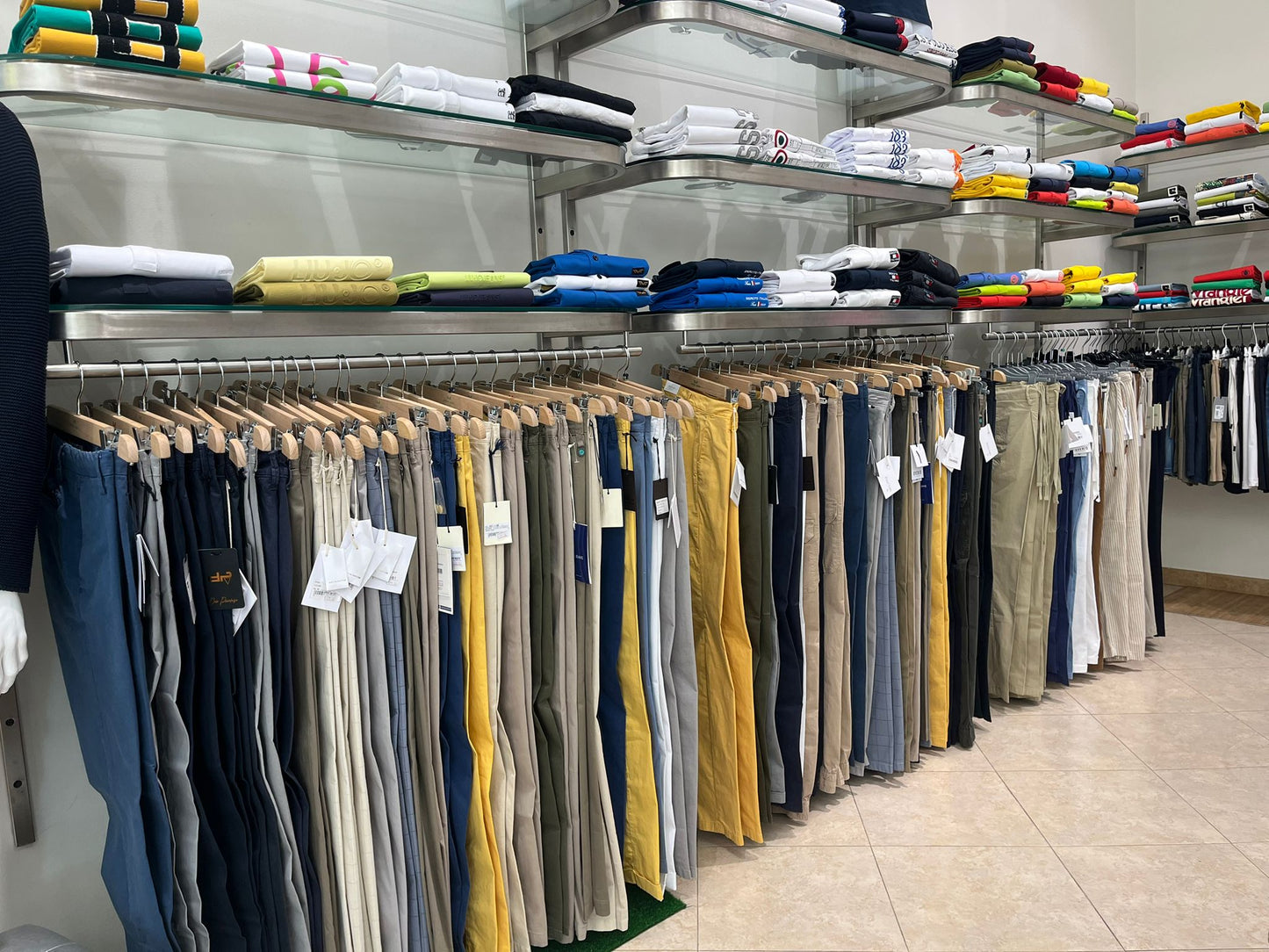 €16,42 al pezzo COLMAR, LIU-JO, ICON, ecc. stock abbigliamento e calzature uomo/donna 894 pezzi - P/E - RIF. TV6115