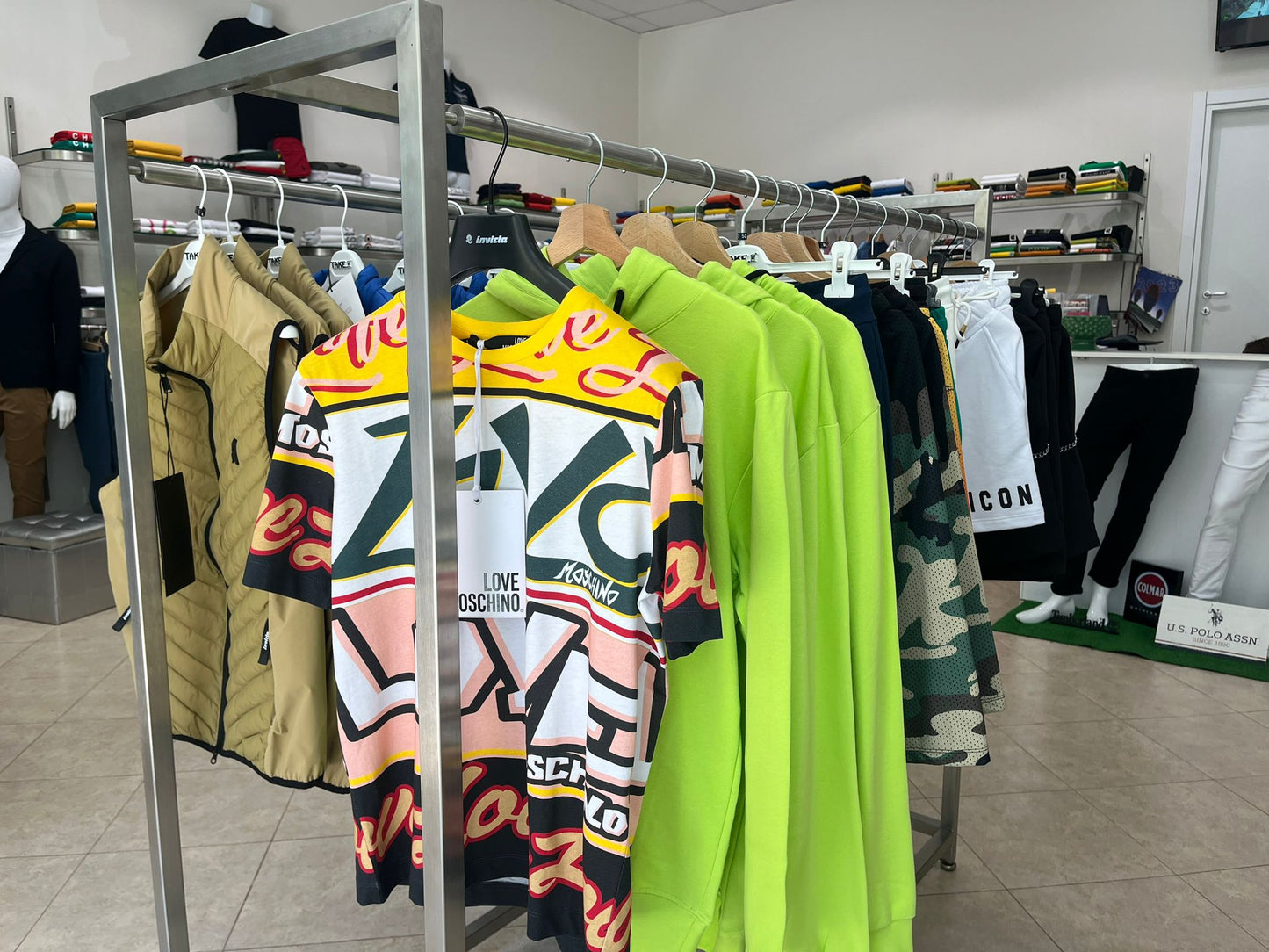 €16,42 al pezzo COLMAR, LIU-JO, ICON, ecc. stock abbigliamento e calzature uomo/donna 894 pezzi - P/E - RIF. TV6115