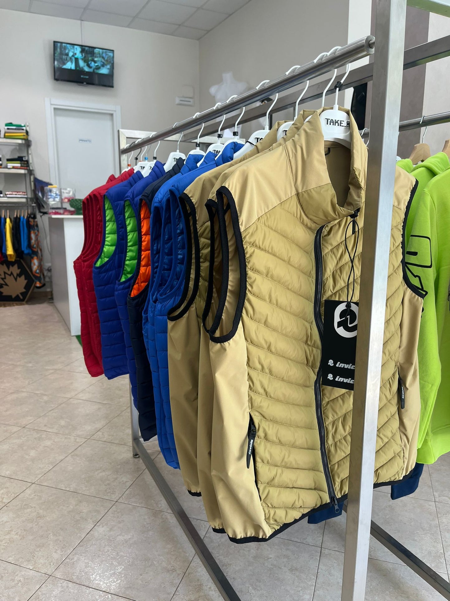 €16,42 al pezzo COLMAR, LIU-JO, ICON, ecc. stock abbigliamento e calzature uomo/donna 894 pezzi - P/E - RIF. TV6115