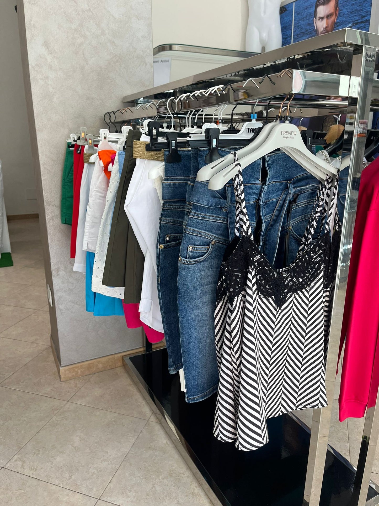 €16,42 al pezzo COLMAR, LIU-JO, ICON, ecc. stock abbigliamento e calzature uomo/donna 894 pezzi - P/E - RIF. TV6115