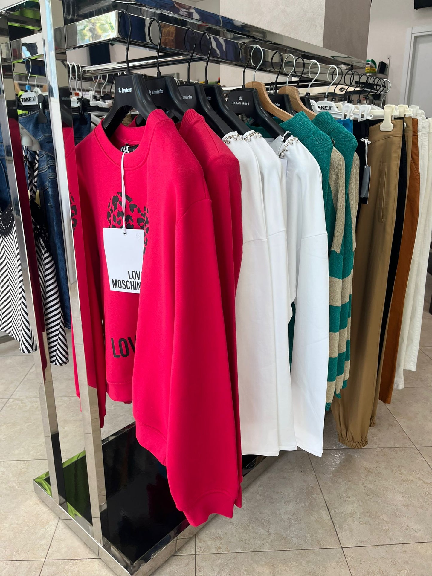 €16,42 al pezzo COLMAR, LIU-JO, ICON, ecc. stock abbigliamento e calzature uomo/donna 894 pezzi - P/E - RIF. TV6115