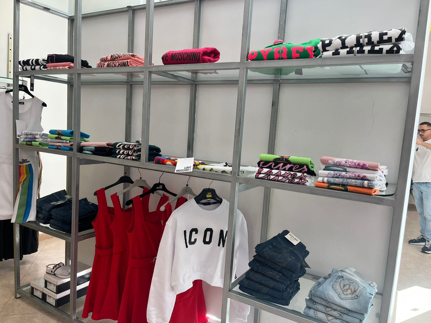 €16,42 al pezzo COLMAR, LIU-JO, ICON, ecc. stock abbigliamento e calzature uomo/donna 894 pezzi - P/E - RIF. TV6115