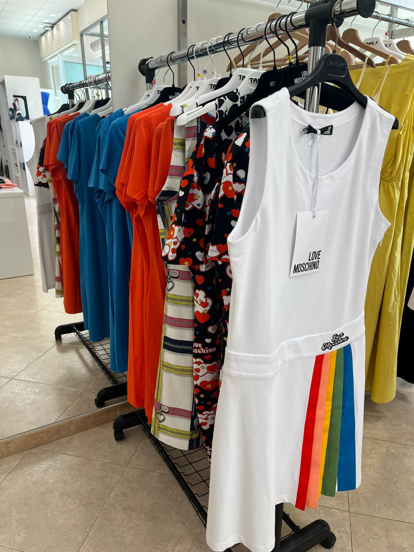 €16,42 al pezzo COLMAR, LIU-JO, ICON, ecc. stock abbigliamento e calzature uomo/donna 894 pezzi - P/E - RIF. TV6115