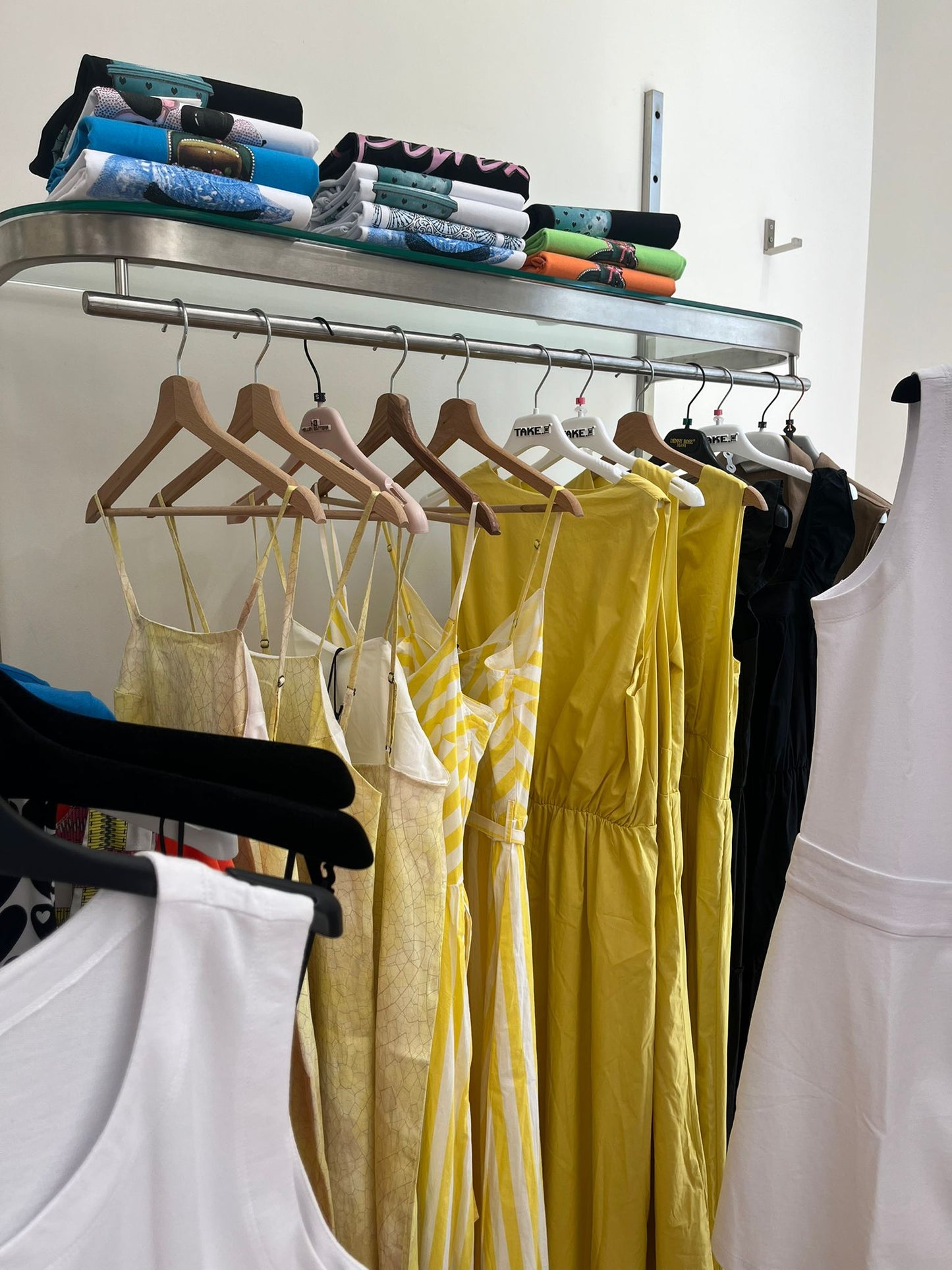 €16,42 al pezzo COLMAR, LIU-JO, ICON, ecc. stock abbigliamento e calzature uomo/donna 894 pezzi - P/E - RIF. TV6115