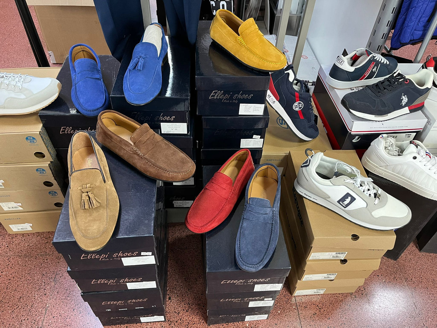 €16,42 al pezzo COLMAR, LIU-JO, ICON, ecc. stock abbigliamento e calzature uomo/donna 894 pezzi - P/E - RIF. TV6115