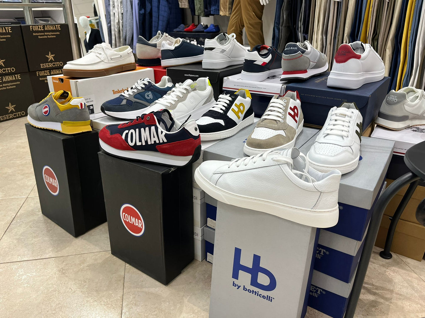 €16,42 al pezzo COLMAR, LIU-JO, ICON, ecc. stock abbigliamento e calzature uomo/donna 894 pezzi - P/E - RIF. TV6115