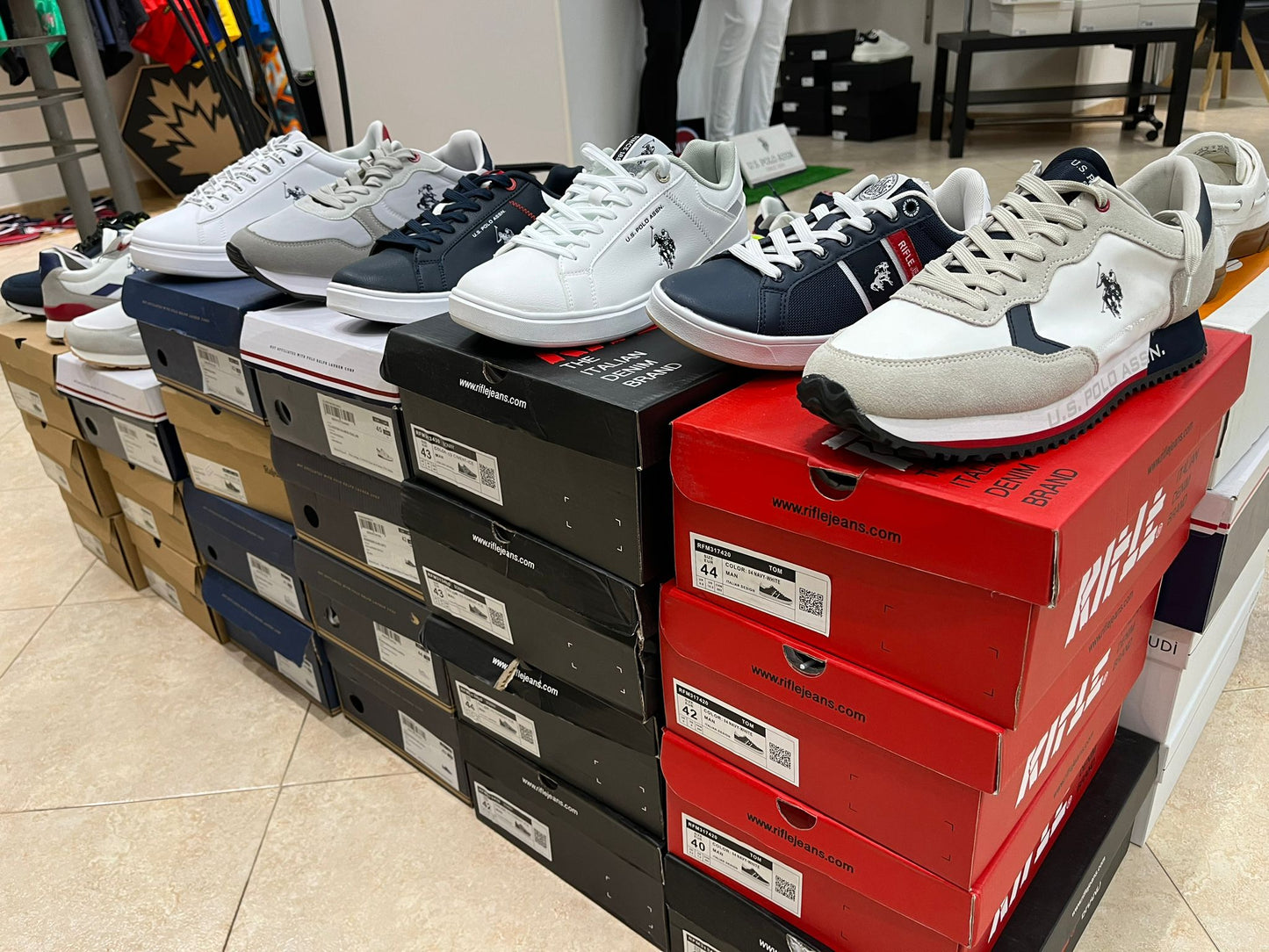 €16,42 al pezzo COLMAR, LIU-JO, ICON, ecc. stock abbigliamento e calzature uomo/donna 894 pezzi - P/E - RIF. TV6115