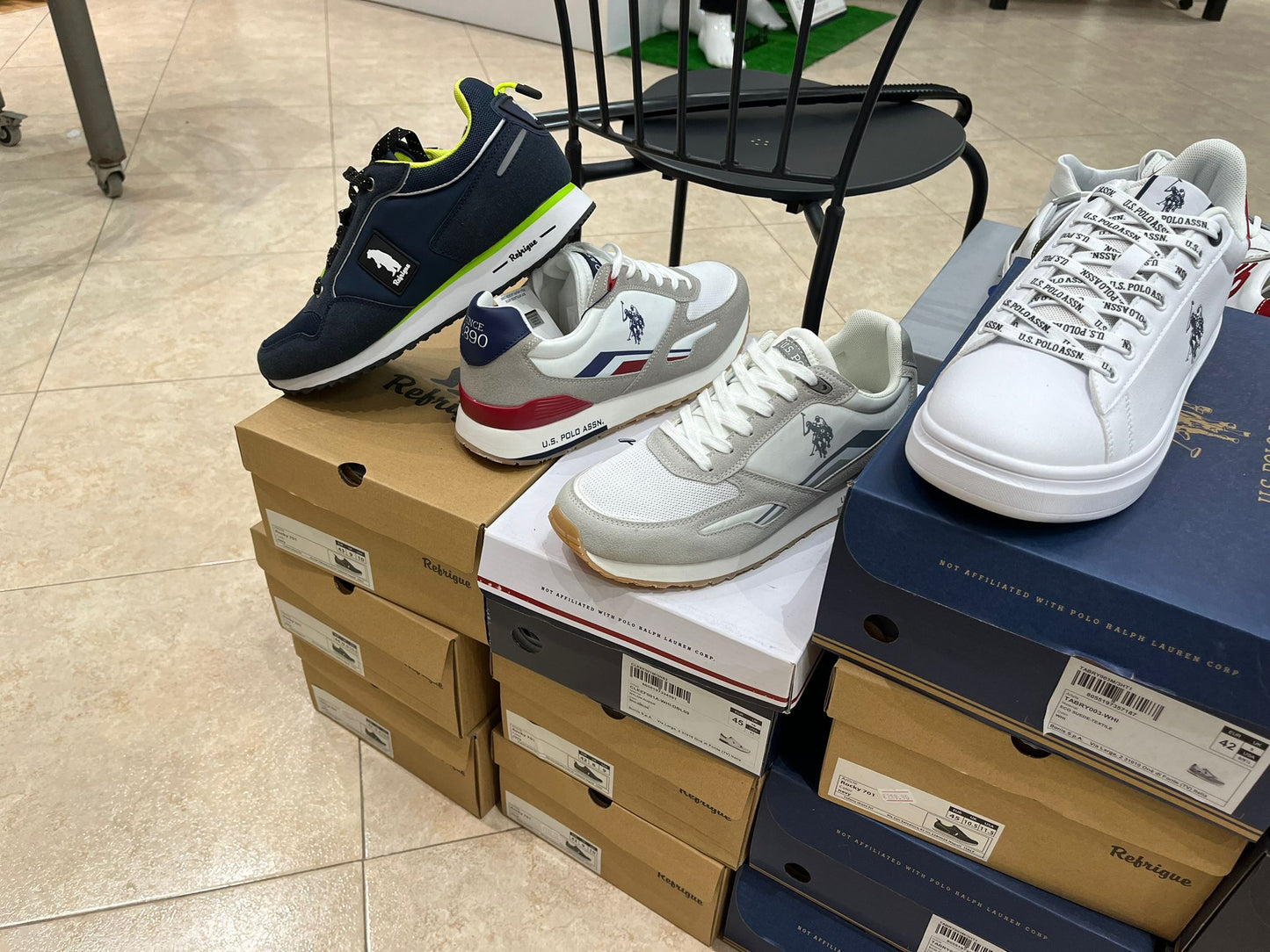 €16,42 al pezzo COLMAR, LIU-JO, ICON, ecc. stock abbigliamento e calzature uomo/donna 894 pezzi - P/E - RIF. TV6115