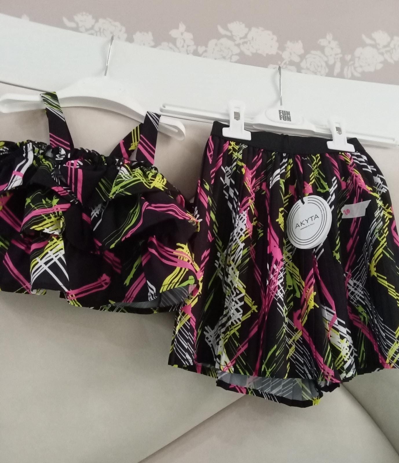 stock abbigliamento bambini - €18,29 al pezzo FUN & FUN, MSGM, PEUTEREY, MONNALISA, BLUMARINE, LIU JO ecc. 110 pezzi stock bambino/bambina - P/E - RIF. TV3934