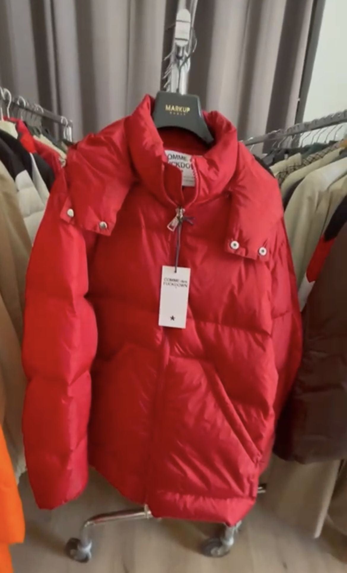 stock abbigliamento uomo e donna - €16,00 al pezzo DIANA GALLESI, CLIPS, PEUTEREY, PIERO GUIDI, ecc. 570 pezzi stock abbigliamento donna e uomo - P/E 70% A/I 30% - RIF. TV3961