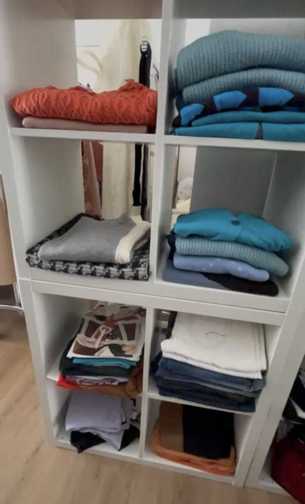 stock abbigliamento uomo e donna - €16,00 al pezzo DIANA GALLESI, CLIPS, PEUTEREY, PIERO GUIDI, ecc. 570 pezzi stock abbigliamento donna e uomo - P/E 70% A/I 30% - RIF. TV3961