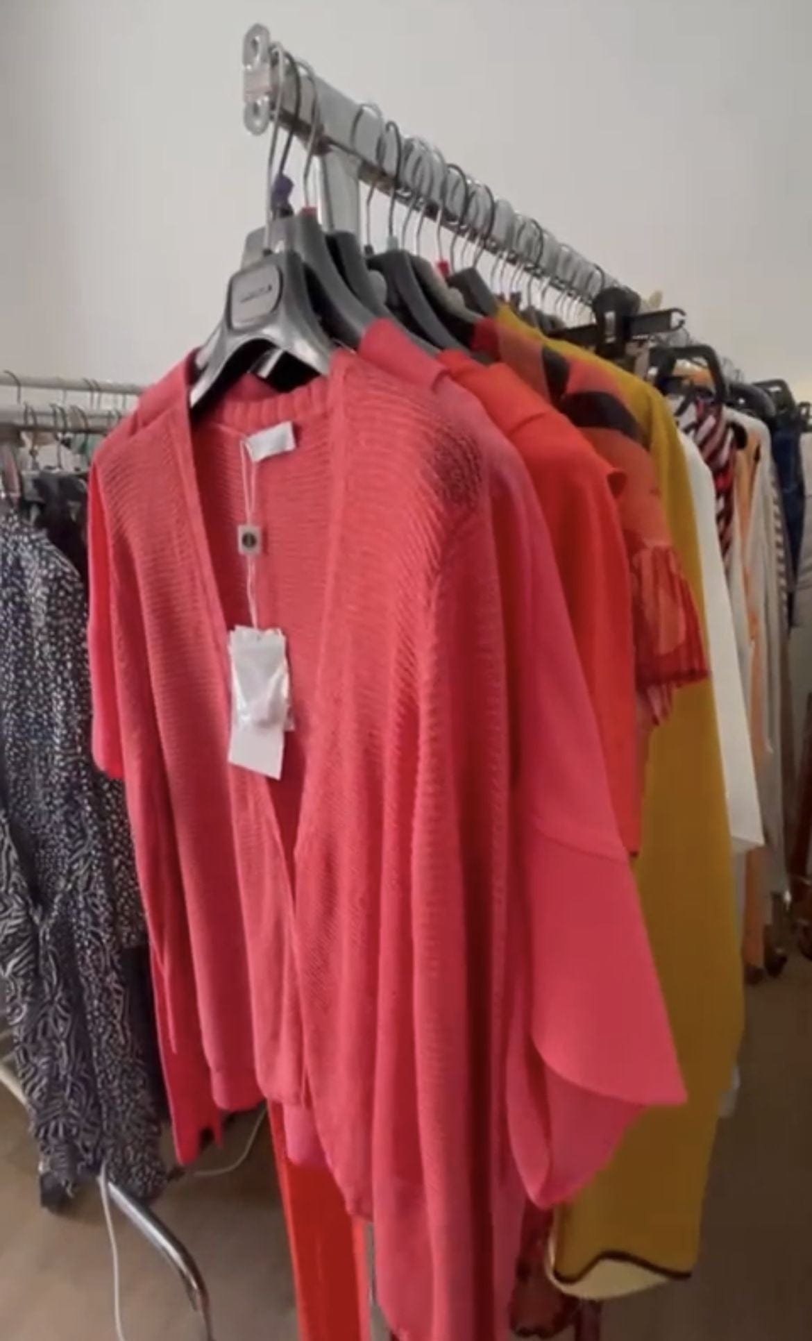 stock abbigliamento uomo e donna - €16,00 al pezzo DIANA GALLESI, CLIPS, PEUTEREY, PIERO GUIDI, ecc. 570 pezzi stock abbigliamento donna e uomo - P/E 70% A/I 30% - RIF. TV3961