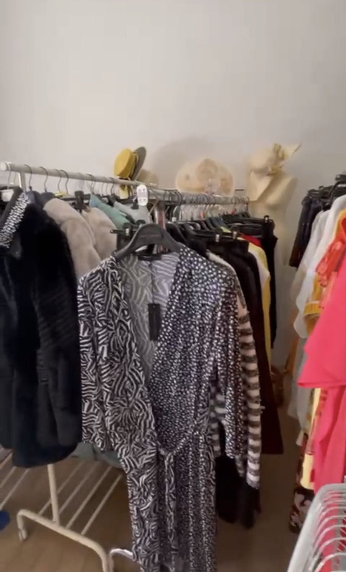stock abbigliamento uomo e donna - €16,00 al pezzo DIANA GALLESI, CLIPS, PEUTEREY, PIERO GUIDI, ecc. 570 pezzi stock abbigliamento donna e uomo - P/E 70% A/I 30% - RIF. TV3961