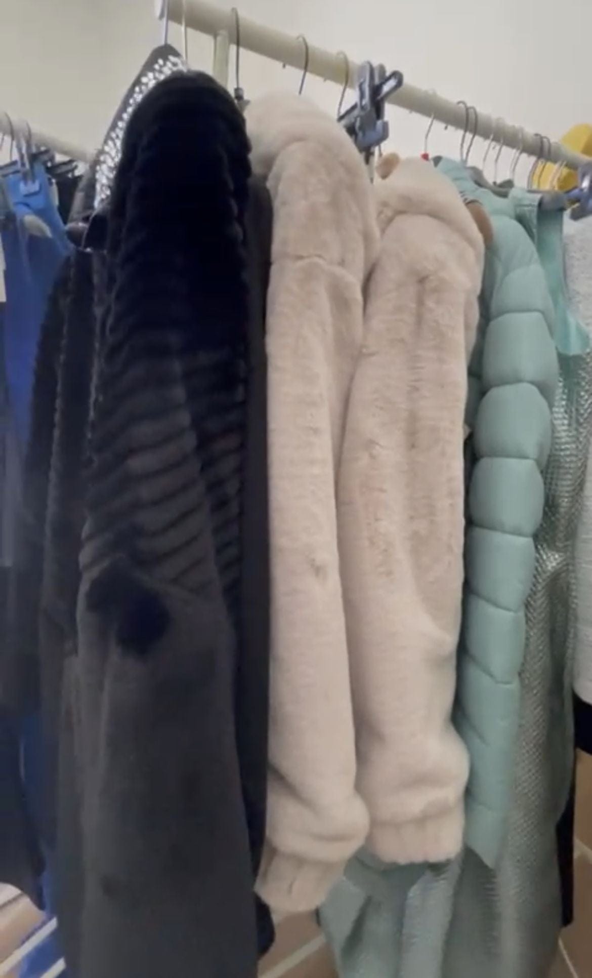 stock abbigliamento uomo e donna - €16,00 al pezzo DIANA GALLESI, CLIPS, PEUTEREY, PIERO GUIDI, ecc. 570 pezzi stock abbigliamento donna e uomo - P/E 70% A/I 30% - RIF. TV3961