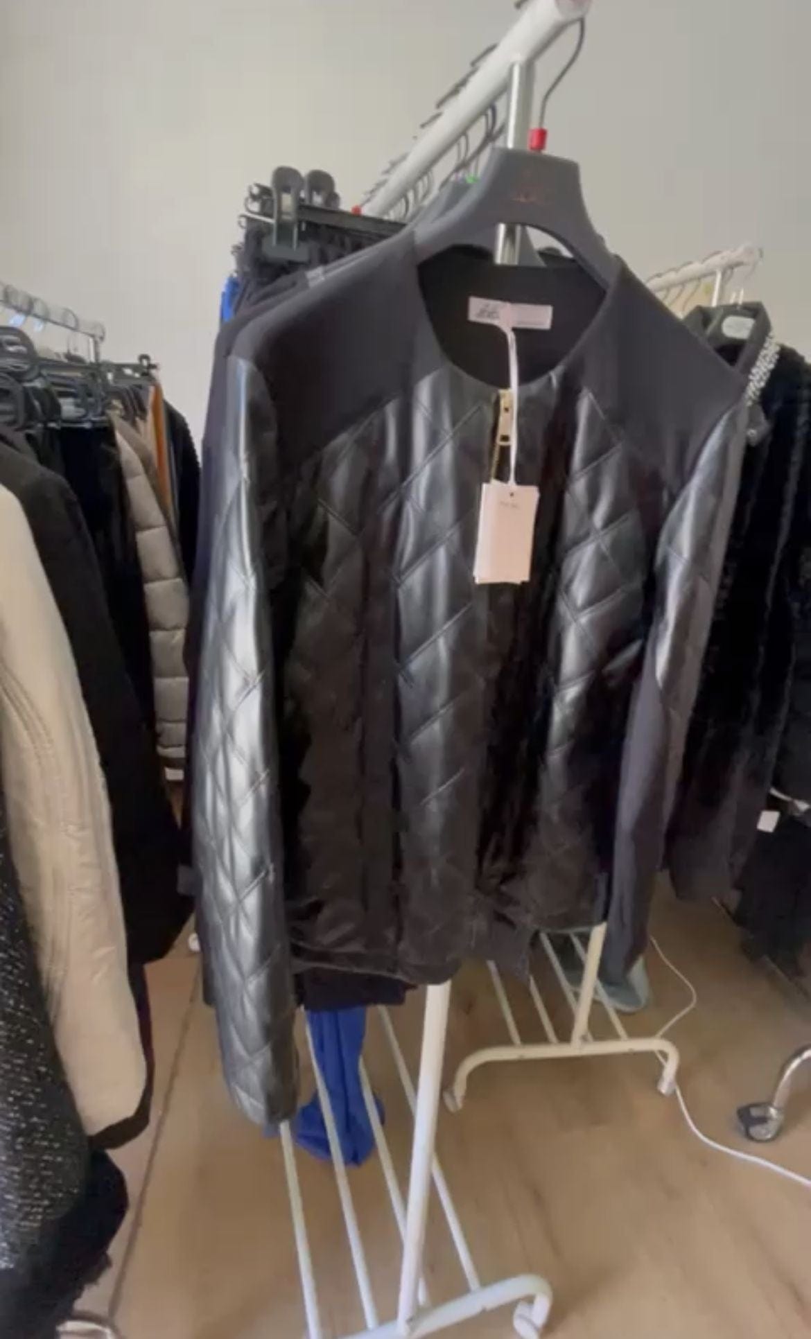 stock abbigliamento uomo e donna - €16,00 al pezzo DIANA GALLESI, CLIPS, PEUTEREY, PIERO GUIDI, ecc. 570 pezzi stock abbigliamento donna e uomo - P/E 70% A/I 30% - RIF. TV3961