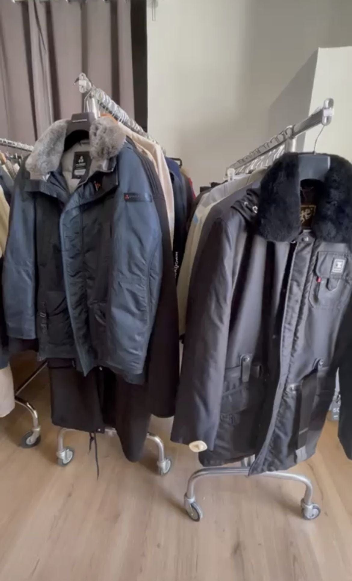 stock abbigliamento uomo e donna - €16,00 al pezzo DIANA GALLESI, CLIPS, PEUTEREY, PIERO GUIDI, ecc. 570 pezzi stock abbigliamento donna e uomo - P/E 70% A/I 30% - RIF. TV3961