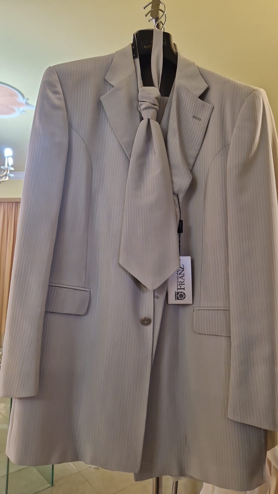 €52.00 per piece NICOLE, AZZURRA, VINNI, MAGGIE, SOTTERRO, TOMMASO STRANGIS, ALBERTO CARLOS etc. stock formal wear for women, men and children 165 pieces - REF. TV5978