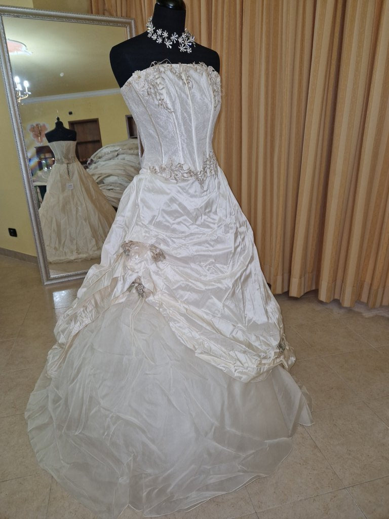 €52.00 per piece NICOLE, AZZURRA, VINNI, MAGGIE, SOTTERRO, TOMMASO STRANGIS, ALBERTO CARLOS etc. stock formal wear for women, men and children 165 pieces - REF. TV5978