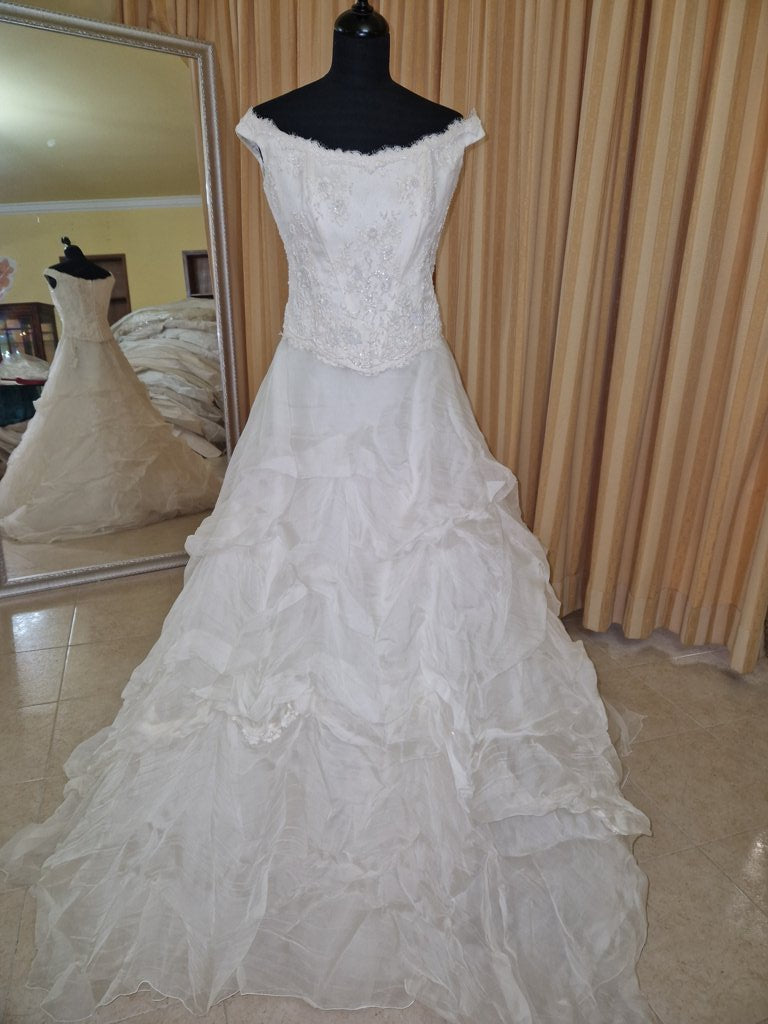 €52.00 per piece NICOLE, AZZURRA, VINNI, MAGGIE, SOTTERRO, TOMMASO STRANGIS, ALBERTO CARLOS etc. stock formal wear for women, men and children 165 pieces - REF. TV5978