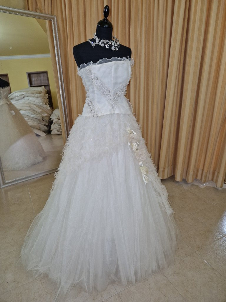 €52.00 per piece NICOLE, AZZURRA, VINNI, MAGGIE, SOTTERRO, TOMMASO STRANGIS, ALBERTO CARLOS etc. stock formal wear for women, men and children 165 pieces - REF. TV5978