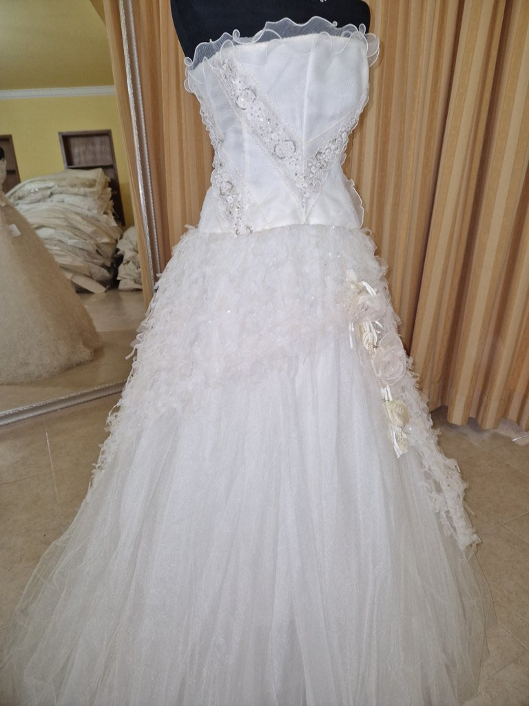 €52.00 per piece NICOLE, AZZURRA, VINNI, MAGGIE, SOTTERRO, TOMMASO STRANGIS, ALBERTO CARLOS etc. stock formal wear for women, men and children 165 pieces - REF. TV5978
