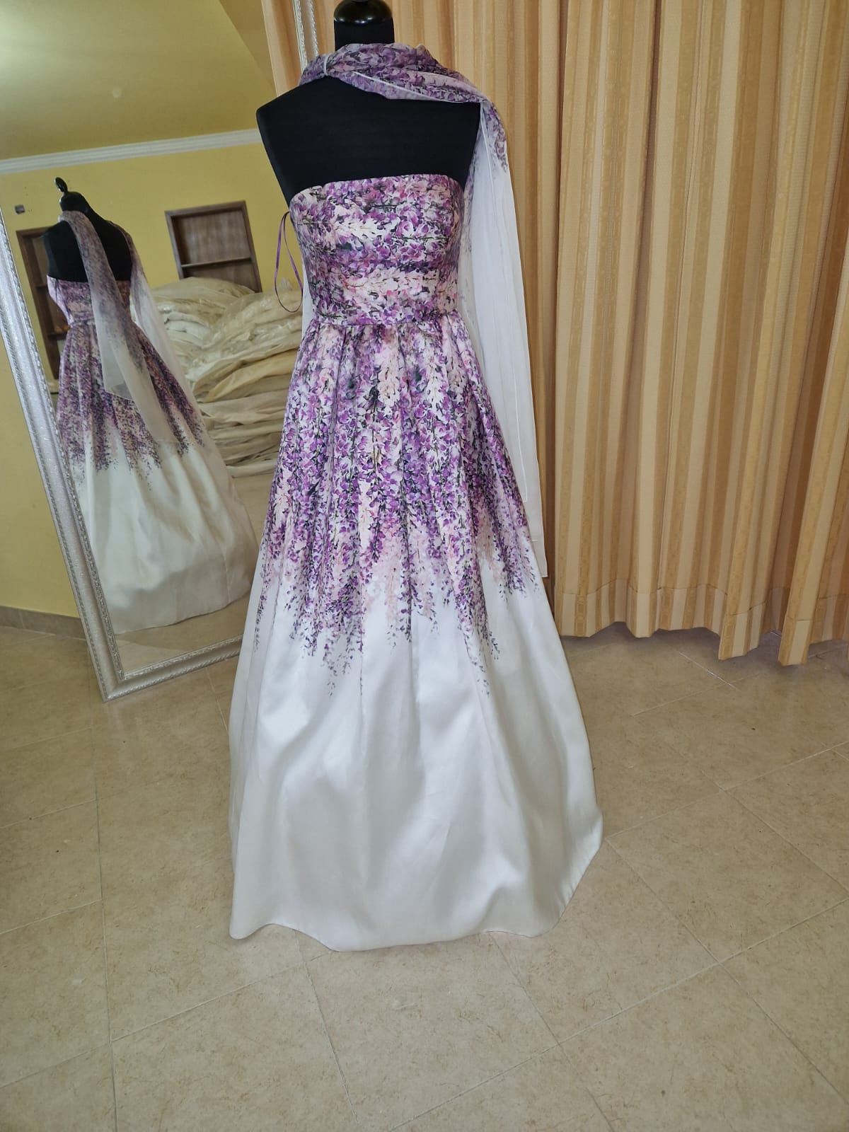 €52.00 per piece NICOLE, AZZURRA, VINNI, MAGGIE, SOTTERRO, TOMMASO STRANGIS, ALBERTO CARLOS etc. stock formal wear for women, men and children 165 pieces - REF. TV5978
