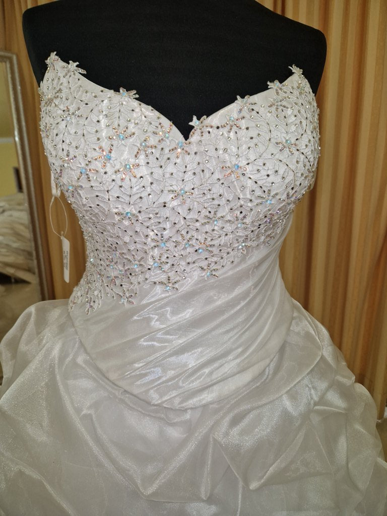 €52.00 per piece NICOLE, AZZURRA, VINNI, MAGGIE, SOTTERRO, TOMMASO STRANGIS, ALBERTO CARLOS etc. stock formal wear for women, men and children 165 pieces - REF. TV5978