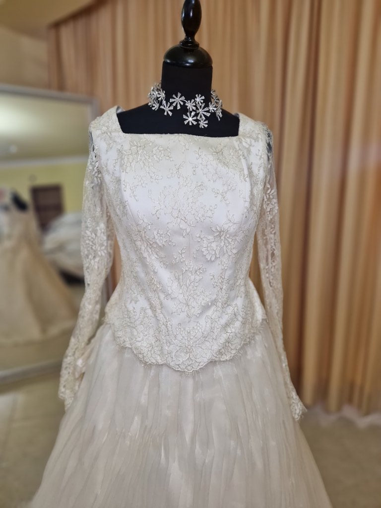 €52.00 per piece NICOLE, AZZURRA, VINNI, MAGGIE, SOTTERRO, TOMMASO STRANGIS, ALBERTO CARLOS etc. stock formal wear for women, men and children 165 pieces - REF. TV5978