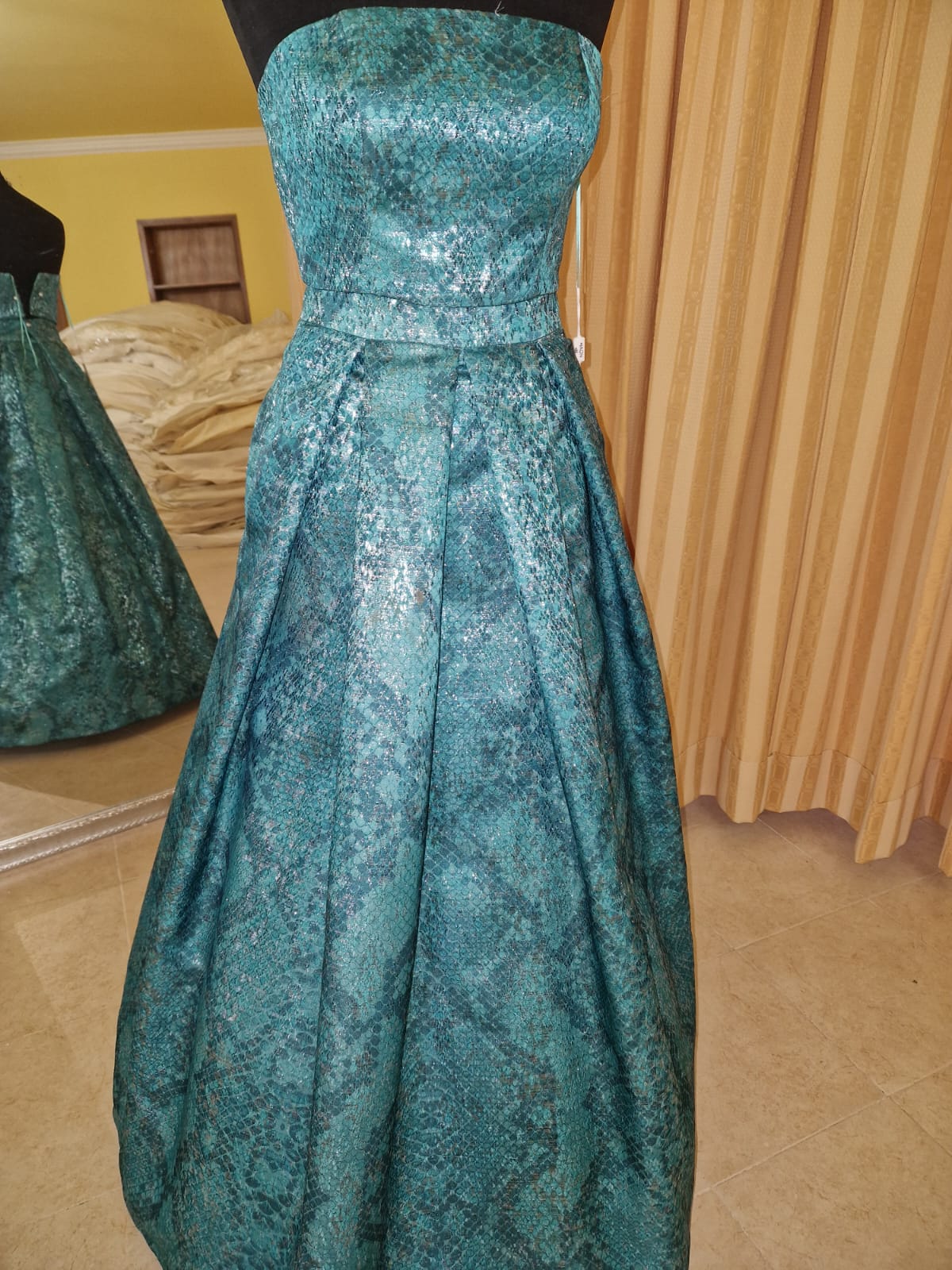 €52.00 per piece NICOLE, AZZURRA, VINNI, MAGGIE, SOTTERRO, TOMMASO STRANGIS, ALBERTO CARLOS etc. stock formal wear for women, men and children 165 pieces - REF. TV5978
