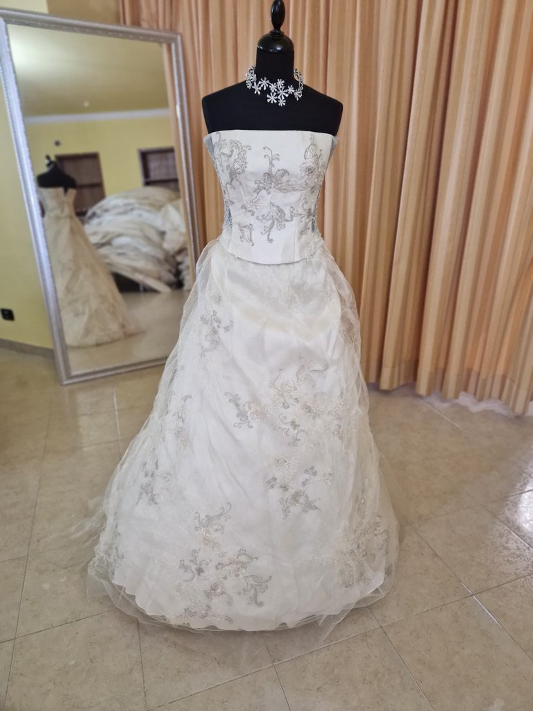 €52.00 per piece NICOLE, AZZURRA, VINNI, MAGGIE, SOTTERRO, TOMMASO STRANGIS, ALBERTO CARLOS etc. stock formal wear for women, men and children 165 pieces - REF. TV5978