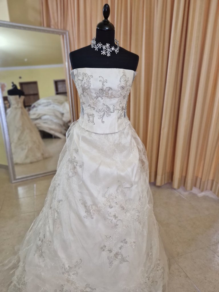 €52.00 per piece NICOLE, AZZURRA, VINNI, MAGGIE, SOTTERRO, TOMMASO STRANGIS, ALBERTO CARLOS etc. stock formal wear for women, men and children 165 pieces - REF. TV5978