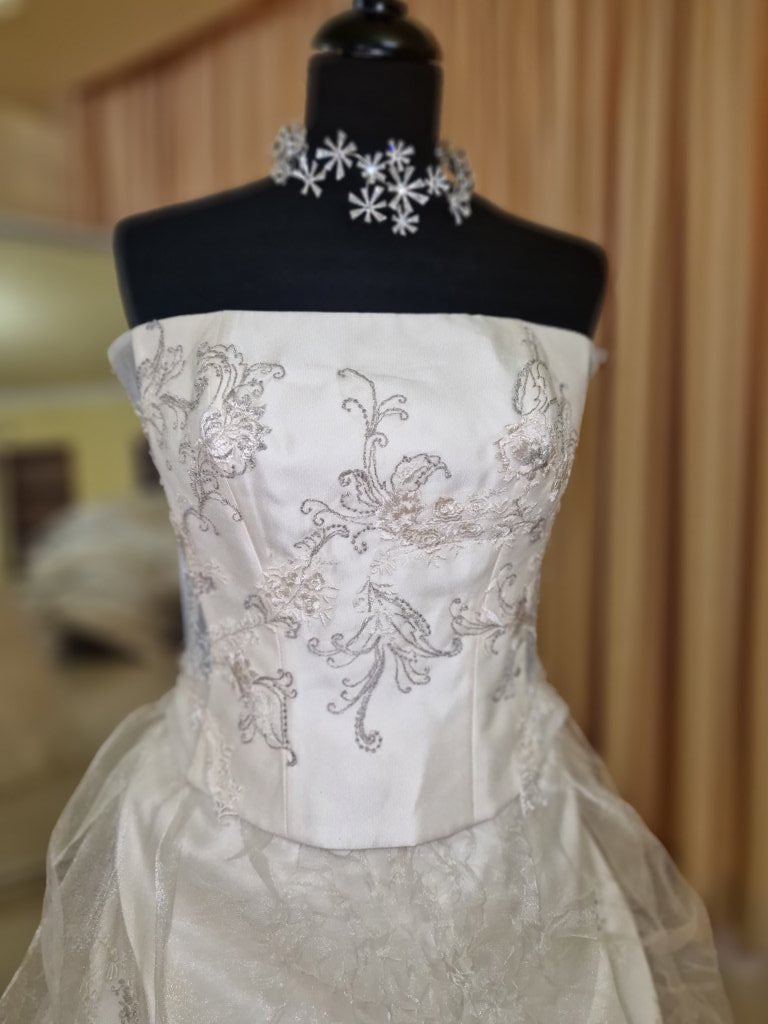 €52.00 per piece NICOLE, AZZURRA, VINNI, MAGGIE, SOTTERRO, TOMMASO STRANGIS, ALBERTO CARLOS etc. stock formal wear for women, men and children 165 pieces - REF. TV5978