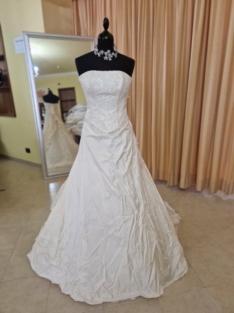 €52.00 per piece NICOLE, AZZURRA, VINNI, MAGGIE, SOTTERRO, TOMMASO STRANGIS, ALBERTO CARLOS etc. stock formal wear for women, men and children 165 pieces - REF. TV5978