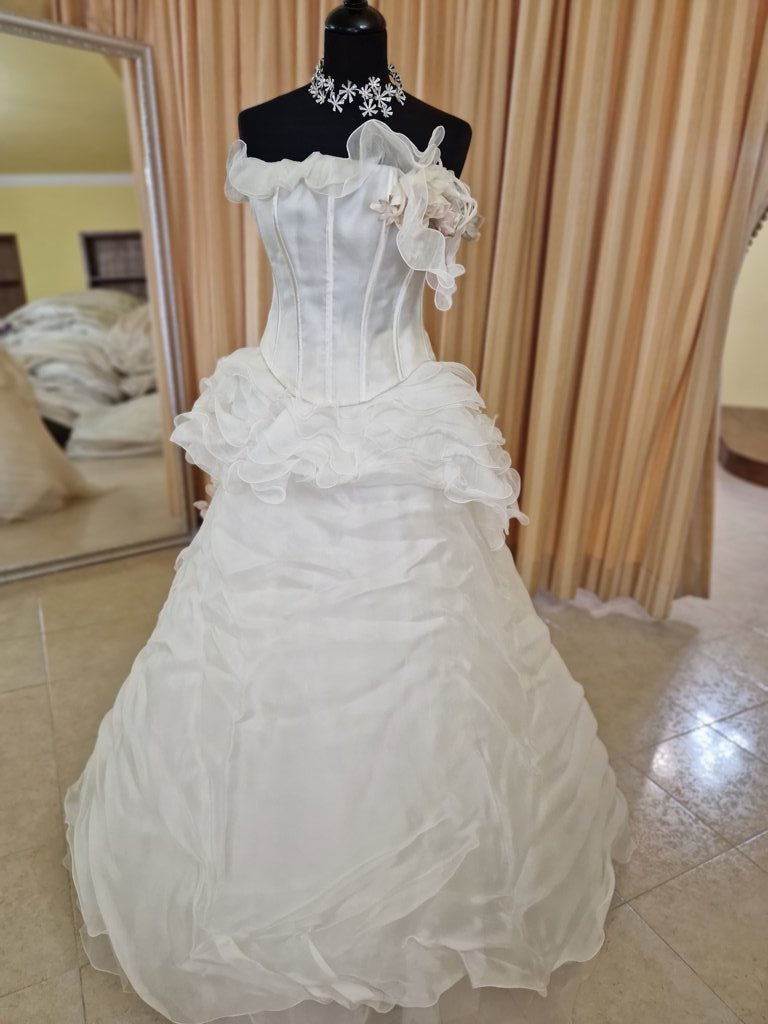 €52.00 per piece NICOLE, AZZURRA, VINNI, MAGGIE, SOTTERRO, TOMMASO STRANGIS, ALBERTO CARLOS etc. stock formal wear for women, men and children 165 pieces - REF. TV5978