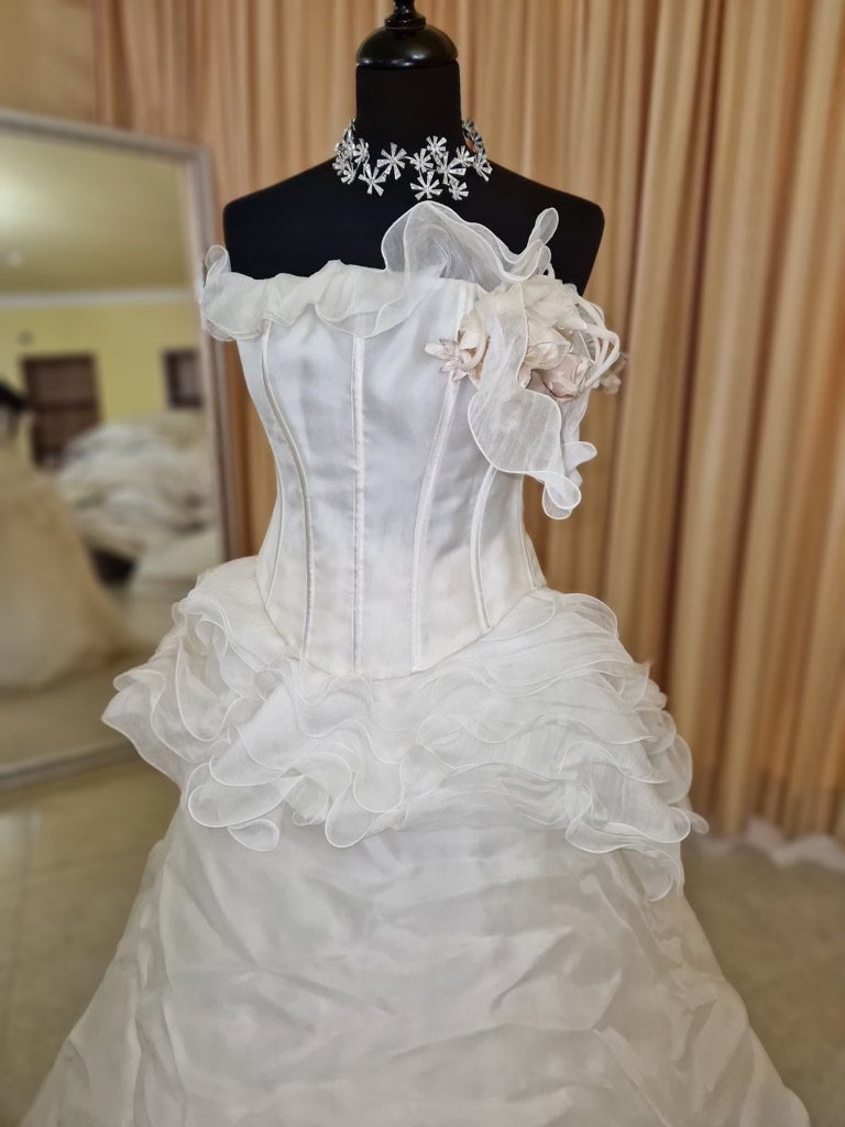 €52.00 per piece NICOLE, AZZURRA, VINNI, MAGGIE, SOTTERRO, TOMMASO STRANGIS, ALBERTO CARLOS etc. stock formal wear for women, men and children 165 pieces - REF. TV5978