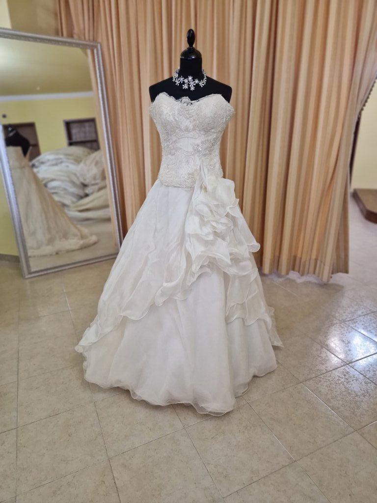 €52.00 per piece NICOLE, AZZURRA, VINNI, MAGGIE, SOTTERRO, TOMMASO STRANGIS, ALBERTO CARLOS etc. stock formal wear for women, men and children 165 pieces - REF. TV5978