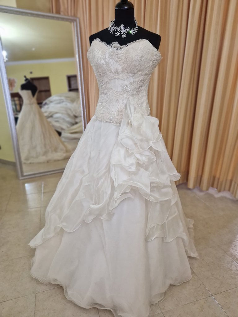 €52.00 per piece NICOLE, AZZURRA, VINNI, MAGGIE, SOTTERRO, TOMMASO STRANGIS, ALBERTO CARLOS etc. stock formal wear for women, men and children 165 pieces - REF. TV5978