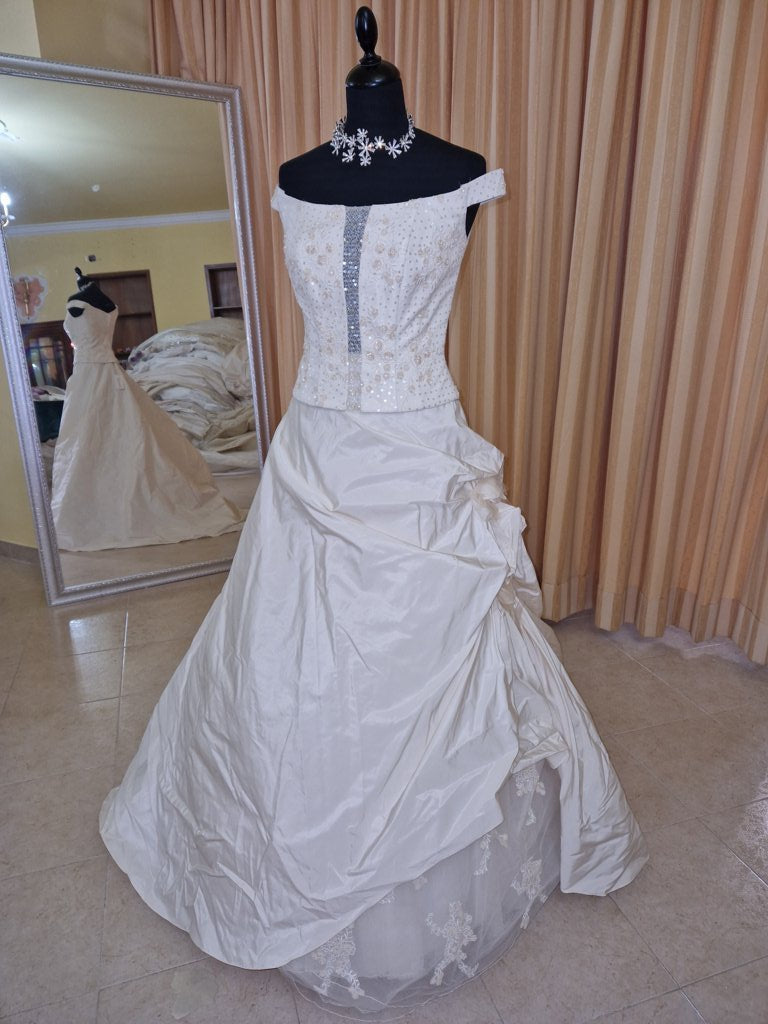 €52.00 per piece NICOLE, AZZURRA, VINNI, MAGGIE, SOTTERRO, TOMMASO STRANGIS, ALBERTO CARLOS etc. stock formal wear for women, men and children 165 pieces - REF. TV5978