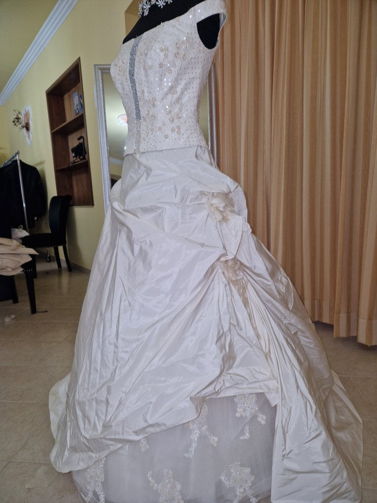 €52.00 per piece NICOLE, AZZURRA, VINNI, MAGGIE, SOTTERRO, TOMMASO STRANGIS, ALBERTO CARLOS etc. stock formal wear for women, men and children 165 pieces - REF. TV5978