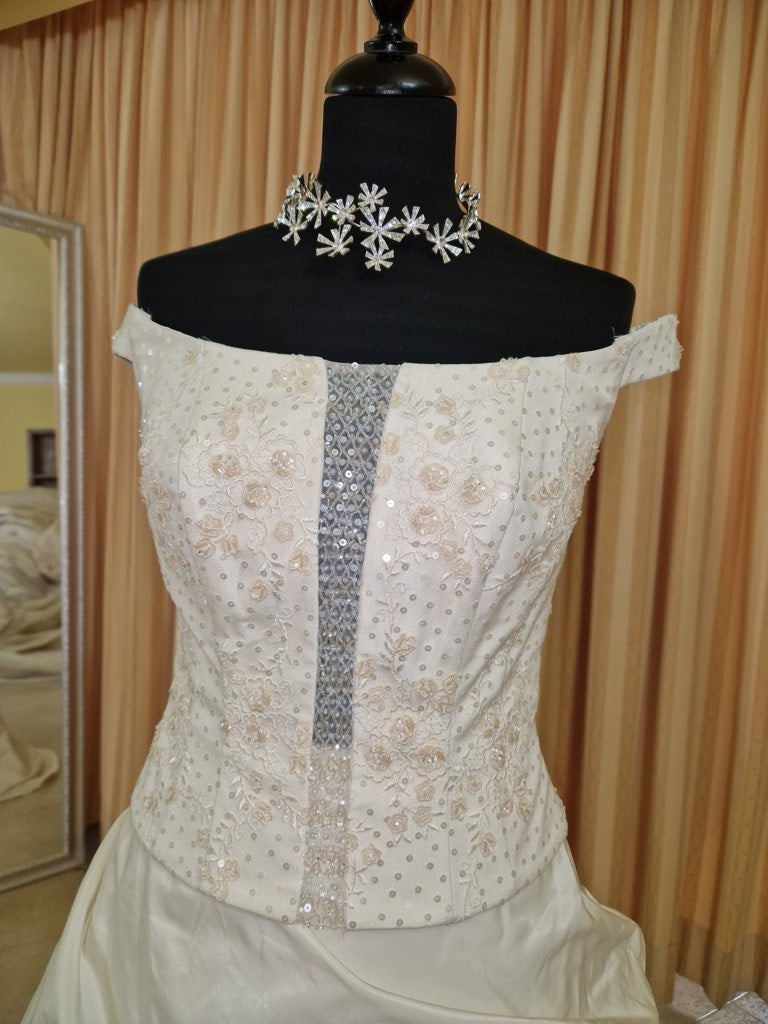 €52.00 per piece NICOLE, AZZURRA, VINNI, MAGGIE, SOTTERRO, TOMMASO STRANGIS, ALBERTO CARLOS etc. stock formal wear for women, men and children 165 pieces - REF. TV5978