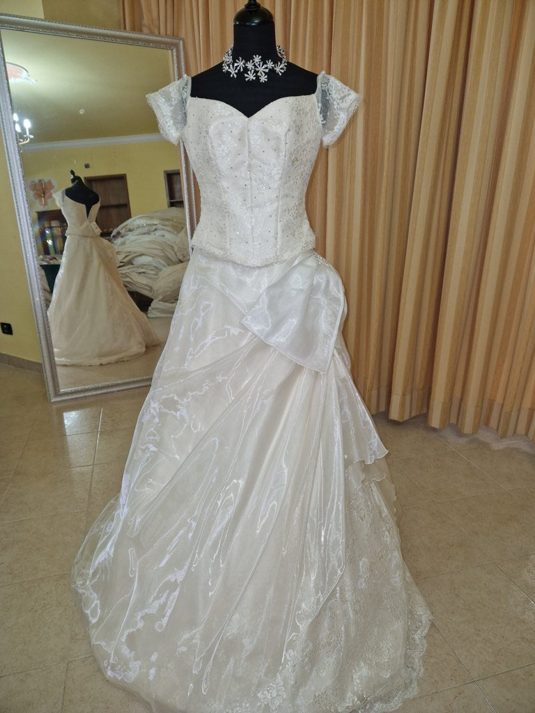 €52.00 per piece NICOLE, AZZURRA, VINNI, MAGGIE, SOTTERRO, TOMMASO STRANGIS, ALBERTO CARLOS etc. stock formal wear for women, men and children 165 pieces - REF. TV5978