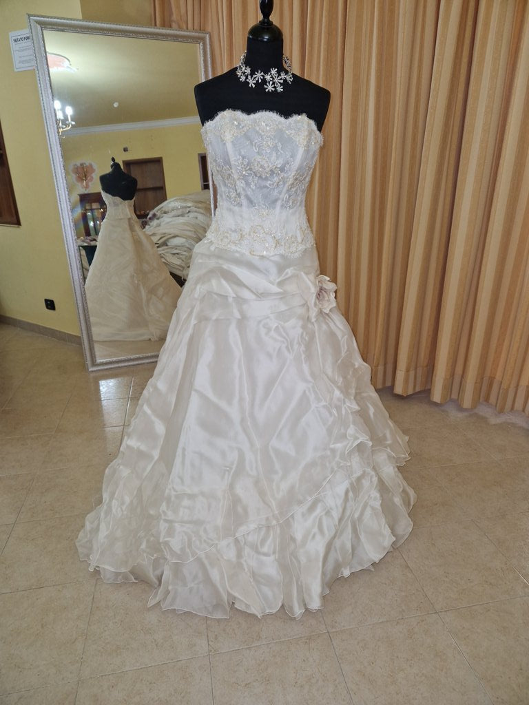 €52.00 per piece NICOLE, AZZURRA, VINNI, MAGGIE, SOTTERRO, TOMMASO STRANGIS, ALBERTO CARLOS etc. stock formal wear for women, men and children 165 pieces - REF. TV5978