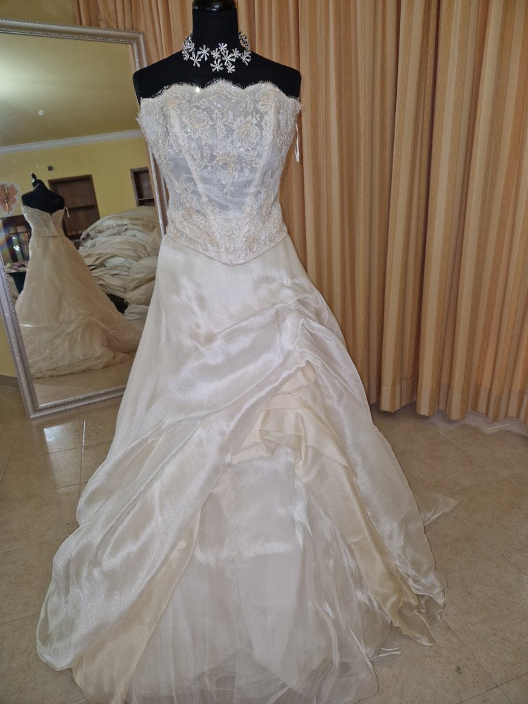 €52.00 per piece NICOLE, AZZURRA, VINNI, MAGGIE, SOTTERRO, TOMMASO STRANGIS, ALBERTO CARLOS etc. stock formal wear for women, men and children 165 pieces - REF. TV5978