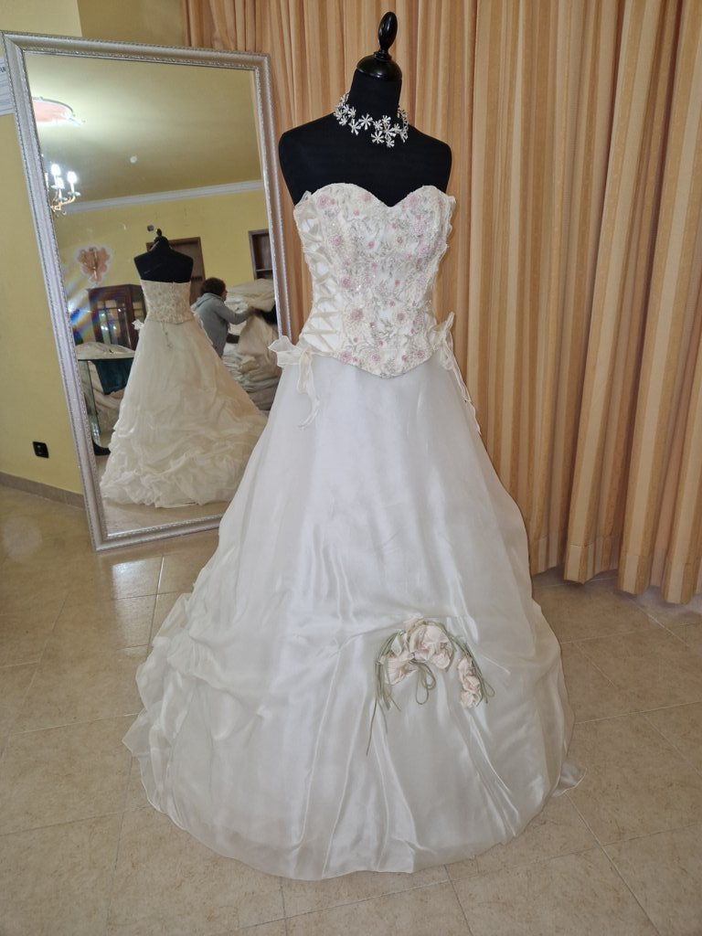 €52.00 per piece NICOLE, AZZURRA, VINNI, MAGGIE, SOTTERRO, TOMMASO STRANGIS, ALBERTO CARLOS etc. stock formal wear for women, men and children 165 pieces - REF. TV5978