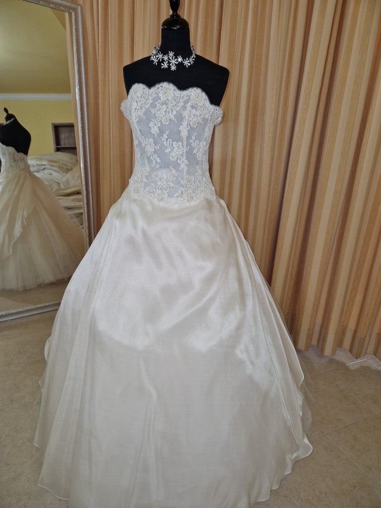 €52.00 per piece NICOLE, AZZURRA, VINNI, MAGGIE, SOTTERRO, TOMMASO STRANGIS, ALBERTO CARLOS etc. stock formal wear for women, men and children 165 pieces - REF. TV5978