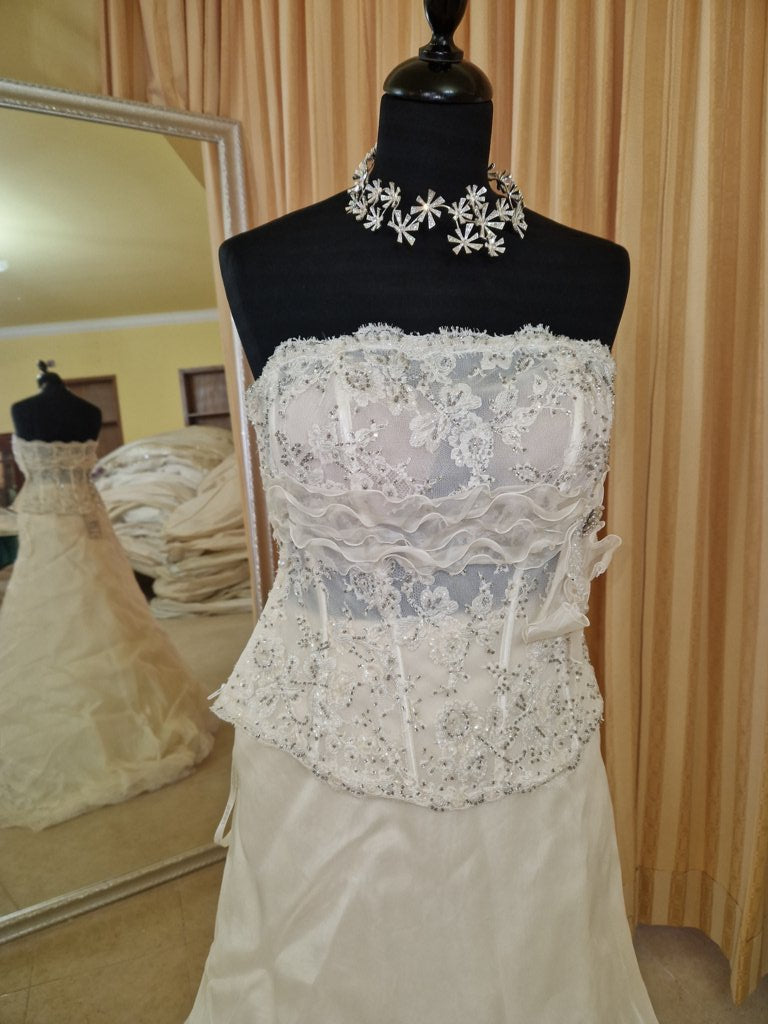 €52.00 per piece NICOLE, AZZURRA, VINNI, MAGGIE, SOTTERRO, TOMMASO STRANGIS, ALBERTO CARLOS etc. stock formal wear for women, men and children 165 pieces - REF. TV5978