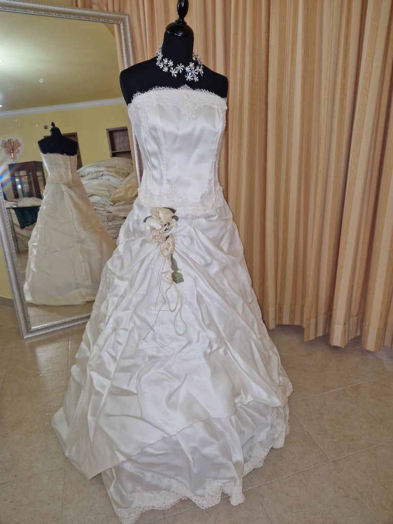 €52.00 per piece NICOLE, AZZURRA, VINNI, MAGGIE, SOTTERRO, TOMMASO STRANGIS, ALBERTO CARLOS etc. stock formal wear for women, men and children 165 pieces - REF. TV5978