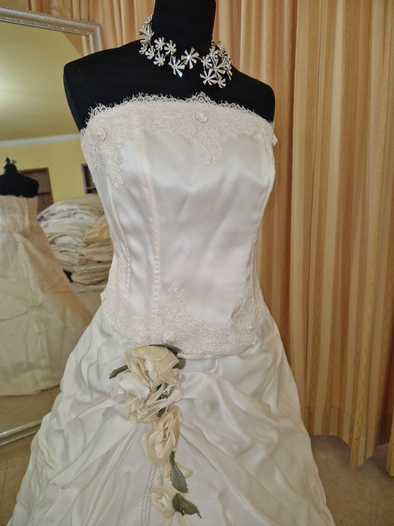 €52.00 per piece NICOLE, AZZURRA, VINNI, MAGGIE, SOTTERRO, TOMMASO STRANGIS, ALBERTO CARLOS etc. stock formal wear for women, men and children 165 pieces - REF. TV5978